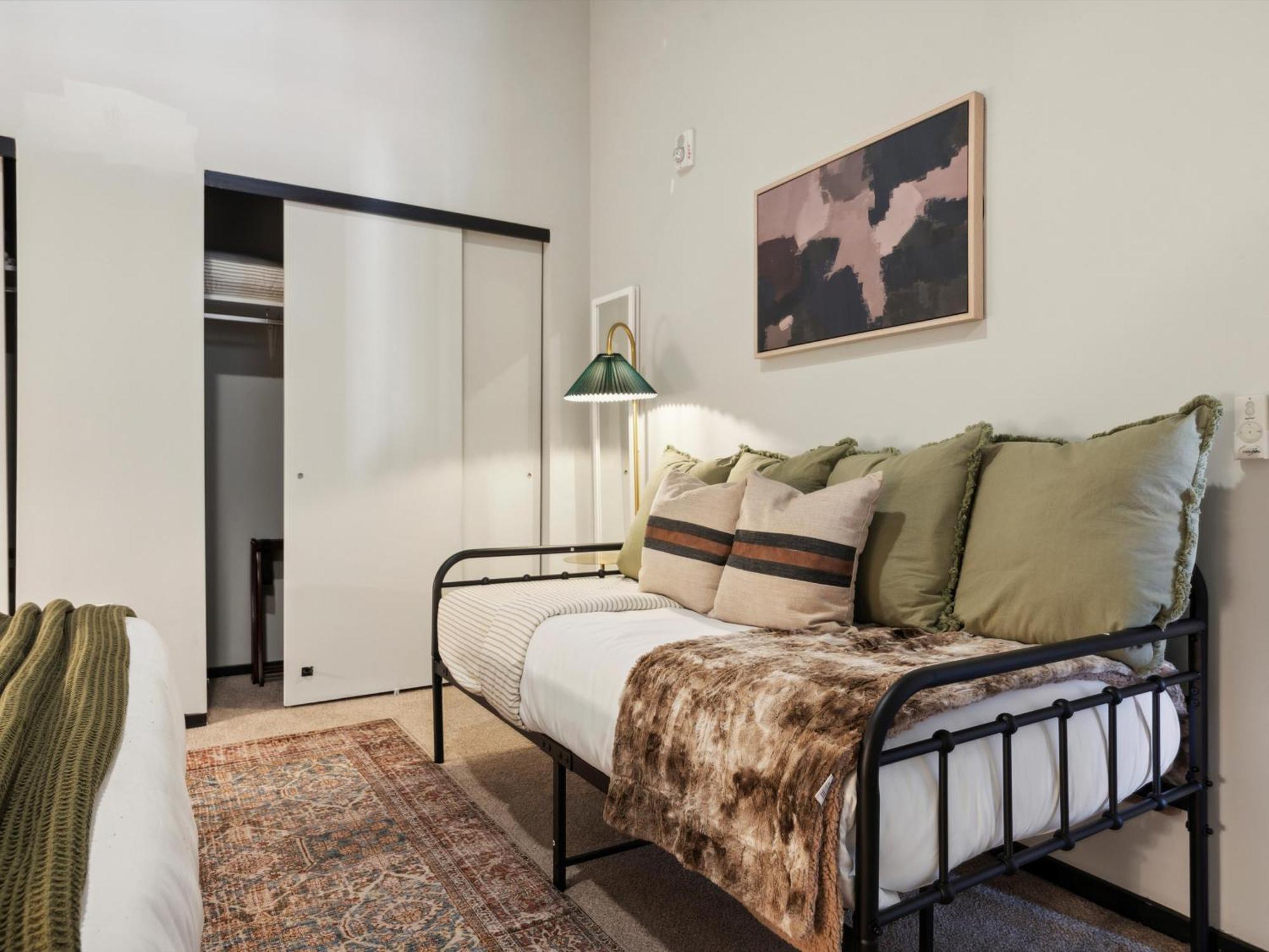 Large 3Br Apts & Studios, Free Parking, Gym, Game Room فيلادلفيا الغرفة الصورة