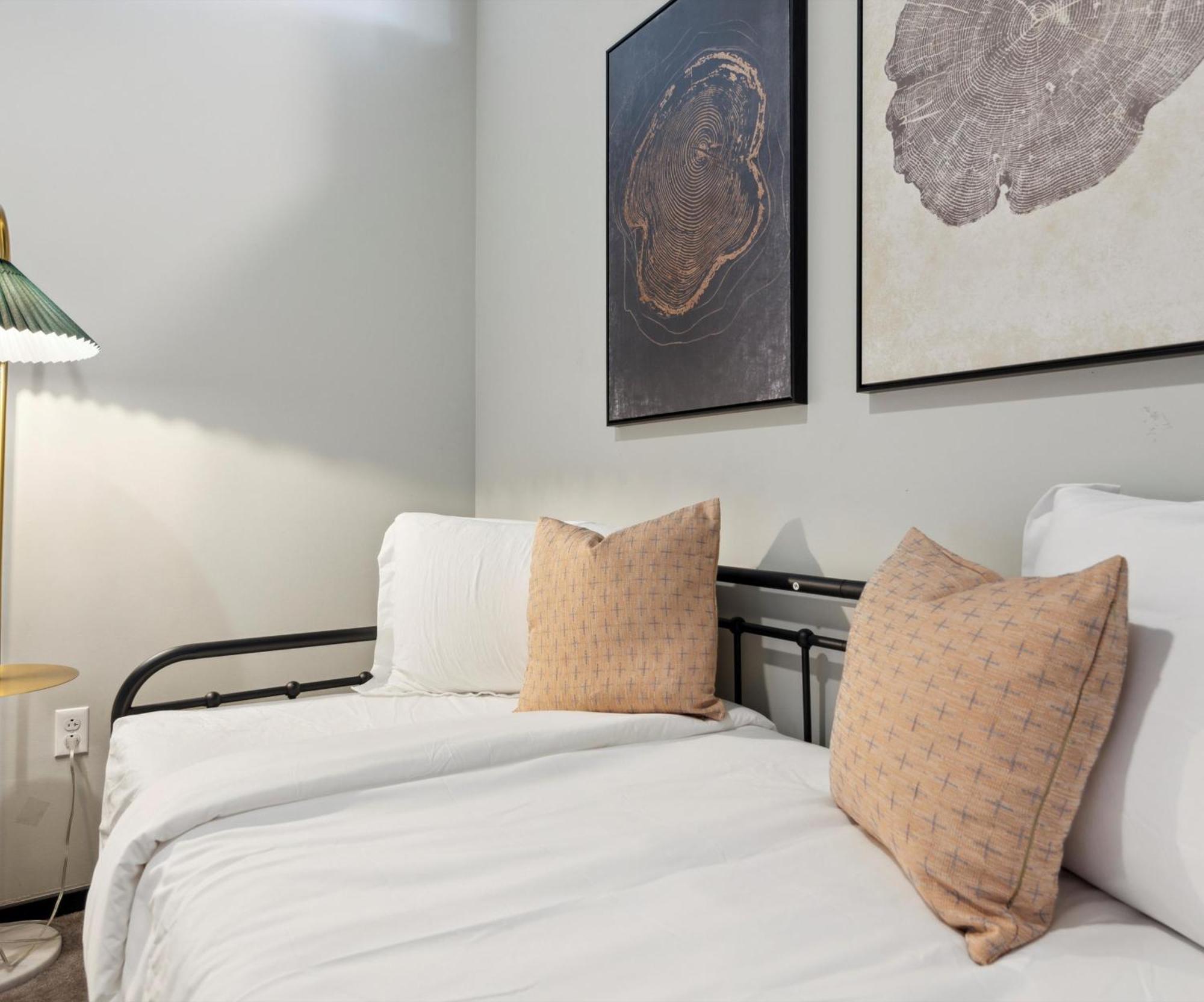 Large 3Br Apts & Studios, Free Parking, Gym, Game Room فيلادلفيا الغرفة الصورة